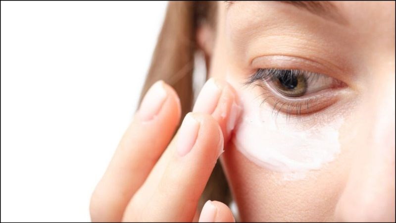 Cần lựa chọn các sản phẩm chăm sóc chuyên biệt cho vùng da quanh mắt Cần lựa chọn các sản phẩm chăm sóc chuyên biệt cho vùng da quanh mắt