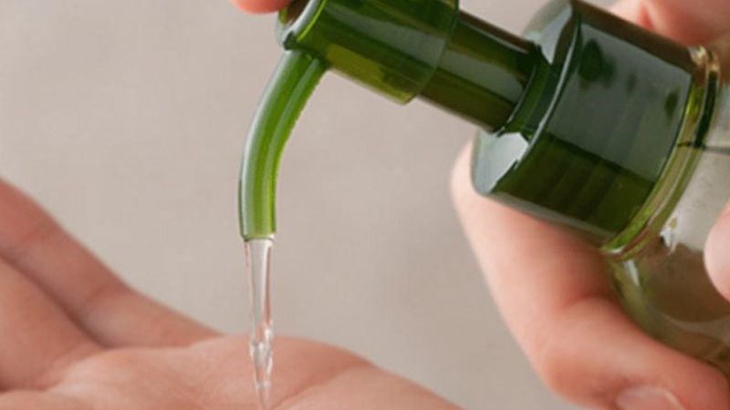 Sản phẩm chứa th&agrave;nh phần dầu oliu sẽ l&agrave; lựa chọn l&yacute; tưởng cho những người da kh&ocirc;