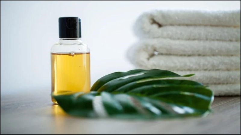 Bạn c&oacute; thể thực hiện tẩy trang bằng dầu mỗi ng&agrave;y một lần