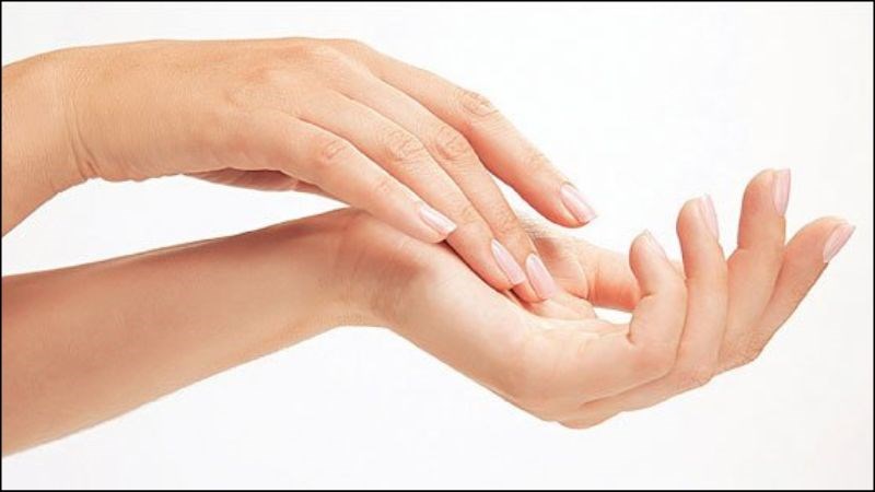 Bạn n&ecirc;n lau tay cho kh&ocirc; trước khi thực hiện tẩy trang bằng dầu