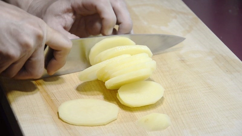 Bạn cần cắt khoai tây thành các lát mỏng