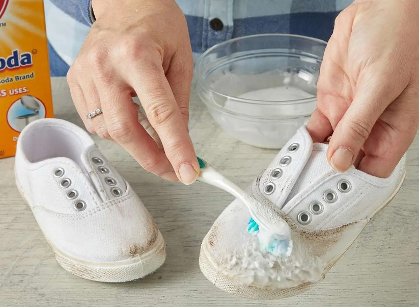 Sử dụng hỗn hợp baking soda chà nhẹ nhàng lên giày để loại bỏ mốc