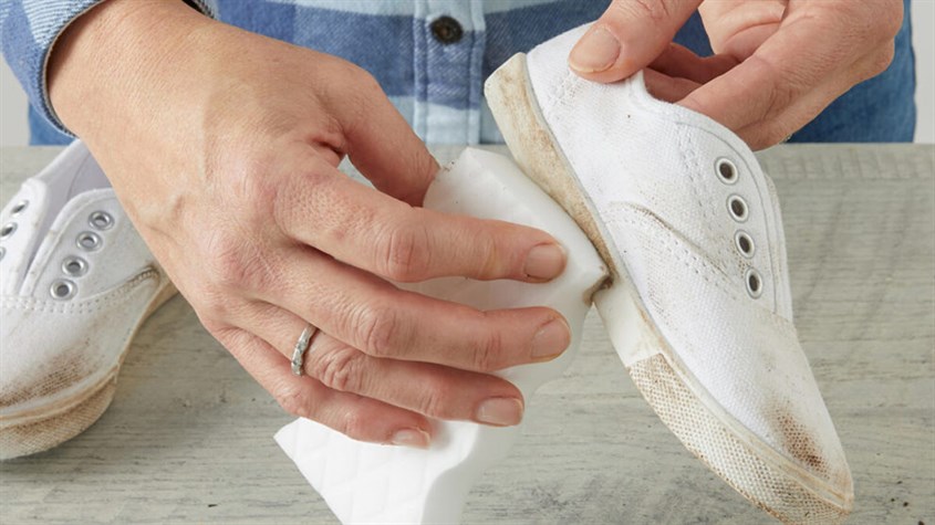 Khi làm sạch bề mặt giày, bạn hãy dùng lực nhẹ nhàng