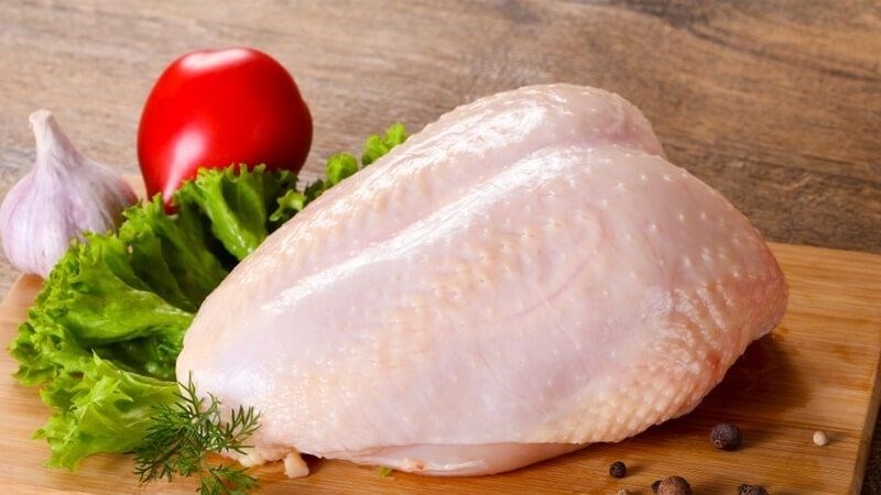 Một nửa ức gà (100g) có chứa khoảng 31g chất đạm 