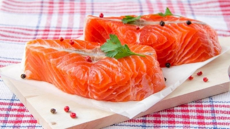 Trong 100g cá hồi chứa khoảng 20g chất đạm