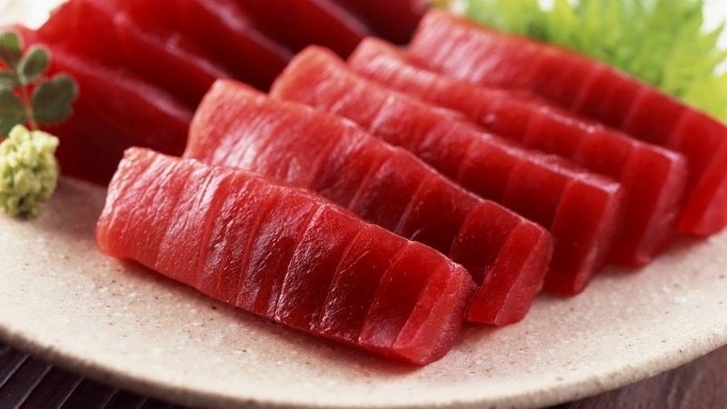 Trong 100g cá ngừ có chứa khoảng 25g chất đạm