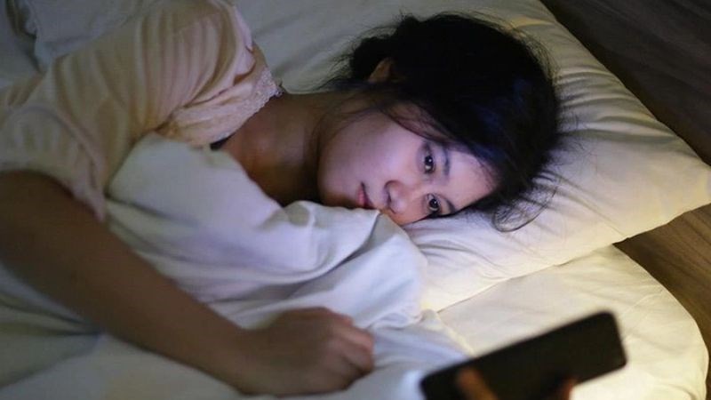 Sử dụng thiết bị điện tử trước khi ngủ sẽ phát ra ánh sáng xanh kích thích não bộ