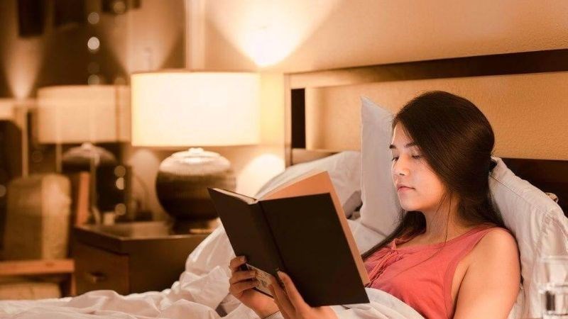 Đọc sách trước khi ngủ giúp thư gian tinh thần và sẵn sàng cho giấc ngủ sâu
