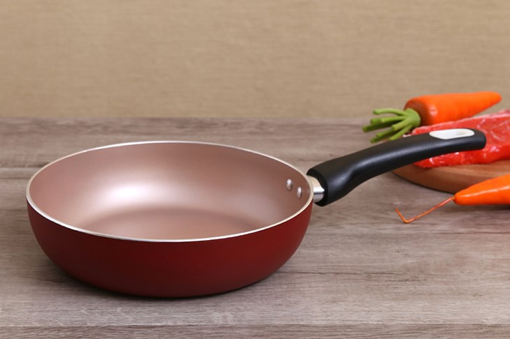 Bề mặt chảo nhôm sâu chống dính đáy từ 24 cm DMX CSE được làm bằng lớp chống dính phủ sơn Whitford Xylan chịu nhiệt tốt Bề mặt chảo nhôm sâu chống dính đáy từ 24 cm DMX CSE được làm bằng lớp chống dính phủ sơn Whitford Xylan chịu nhiệt tốt