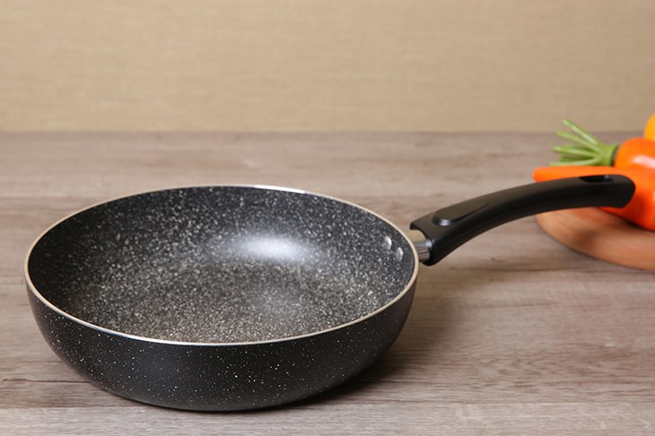 Chảo nhôm chống dính vân đá đáy từ 26 cm DMX CDD là sản phẩm của thương hiệu uy tín tại Việt Nam Chảo nhôm chống dính vân đá đáy từ 26 cm DMX CDD là sản phẩm của thương hiệu uy tín tại Việt Nam