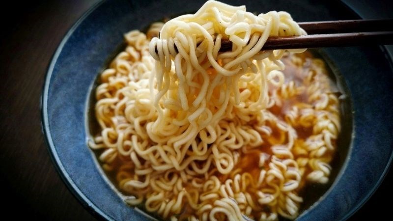 Ăn mì tôm có thể ảnh hưởng đến chất lượng của sữa