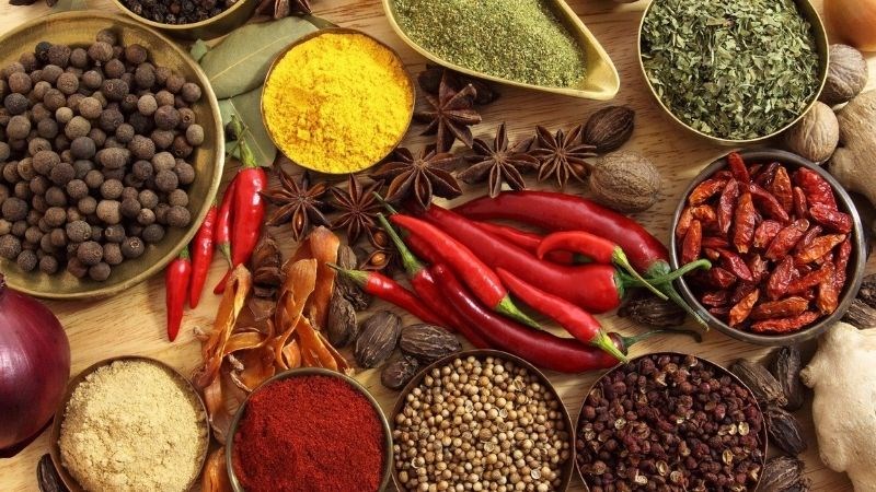 Thực phẩm cay gây kích ứng đường tiêu hóa, dẫn đến giảm tiết sữa