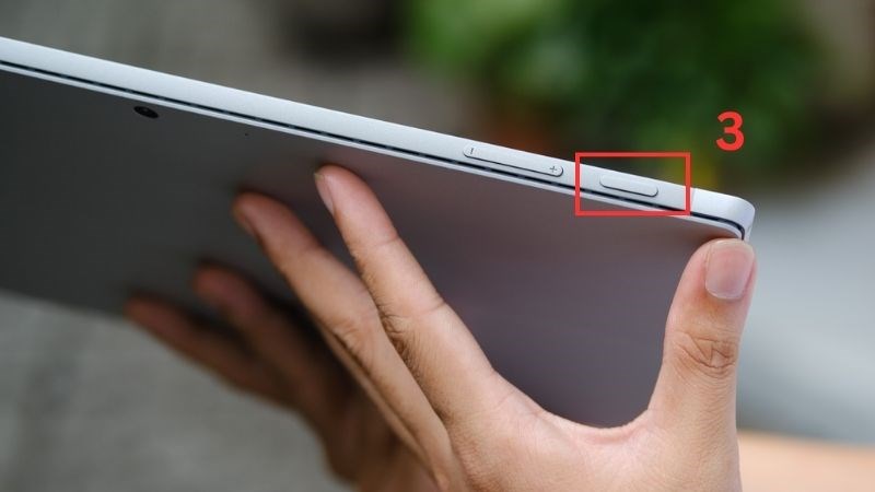 Nhấn giữ nút nguồn để mở máy Nhấn giữ nút nguồn để mở máy