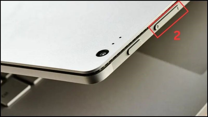 Nhấn giữ đồng thời nút Tăng âm lượng, Giảm âm lượng Nhấn giữ đồng thời nút Tăng âm lượng, Giảm âm lượng