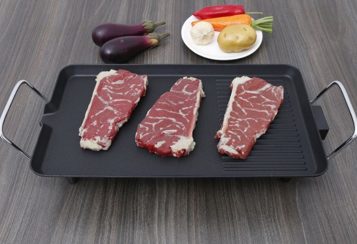 Cần đặt bếp nướng điện Kangaroo KG 699 2000 W bề mặt phẳng để tránh tình trạng thiết bị nghiêng ngã khi đang thực hiện nướng nhé!