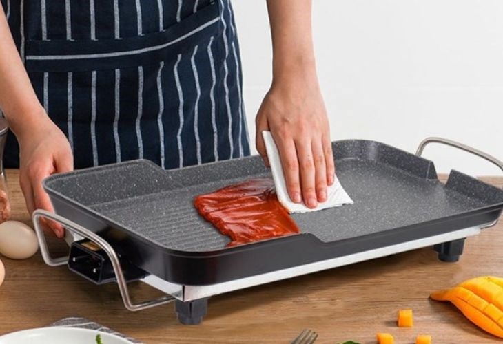 Sử dụng một tấm khăn mềm để không gây trầy xước hoặc làm hỏng lớp chất chống dính khi đang vệ sinh thiết bị
