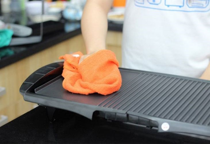 Làm sạch vỉ nướng điện giúp thực phẩm nướng sạch sẽ và an toàn cho sức khỏe 
