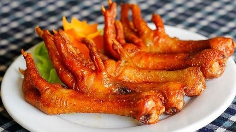 Chân gà chiên, chân gà nướng chứa nhiều chất béo có thể khiến bạn tăng cân đáng kể