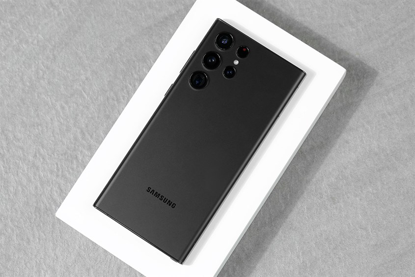 Samsung Galaxy S22 Ultra 5G sở hữu mặt lưng được thiết kế nhám giúp hạn chế bám vân tay