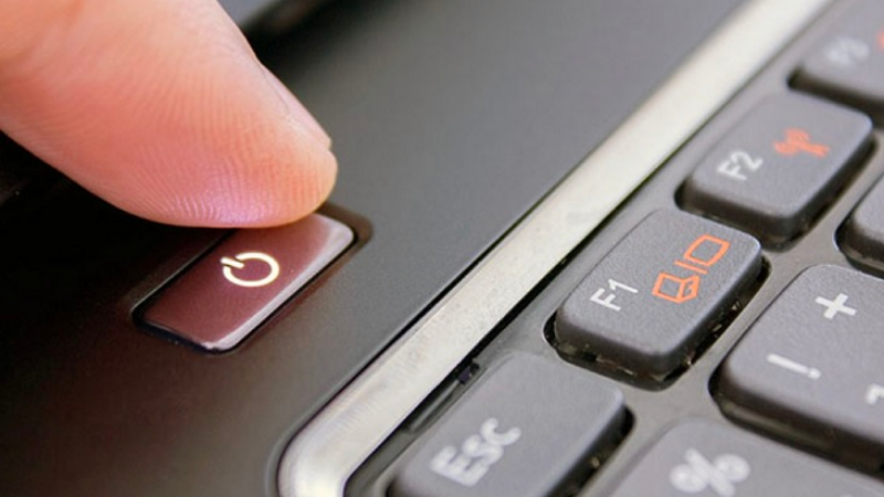 Nhấn giữ nút nguồn khoảng vài giây, khi thấy đèn led nhỏ trên bàn phím sáng lên thì thả tay(TNT)