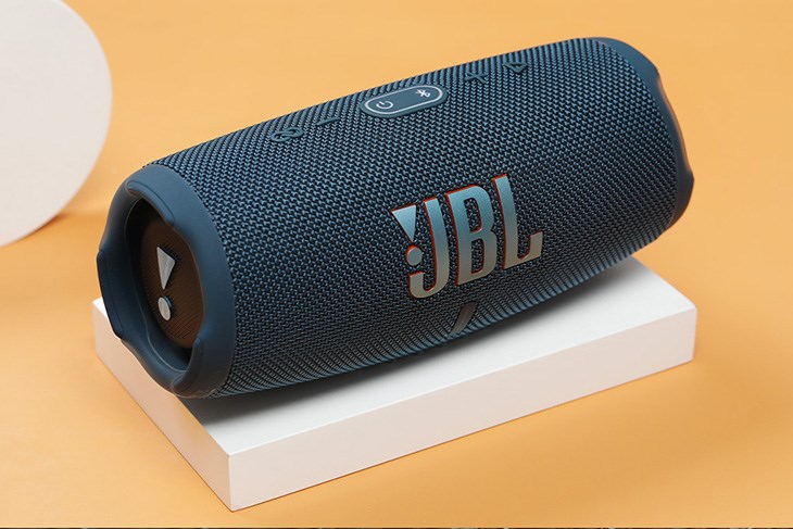 Loa Bluetooth JBL Charge 5 có thiết kế năng động, chất âm cuốn hút, thời gian dùng đến khoảng 20 giờ