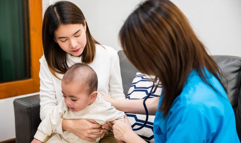 Khi bé phát ban, nổi mề đay, khó thở thì cha mẹ nên đưa đi khám bác sĩ ngay Khi bé phát ban, nổi mề đay, khó thở thì cha mẹ nên đưa đi khám bác sĩ ngay