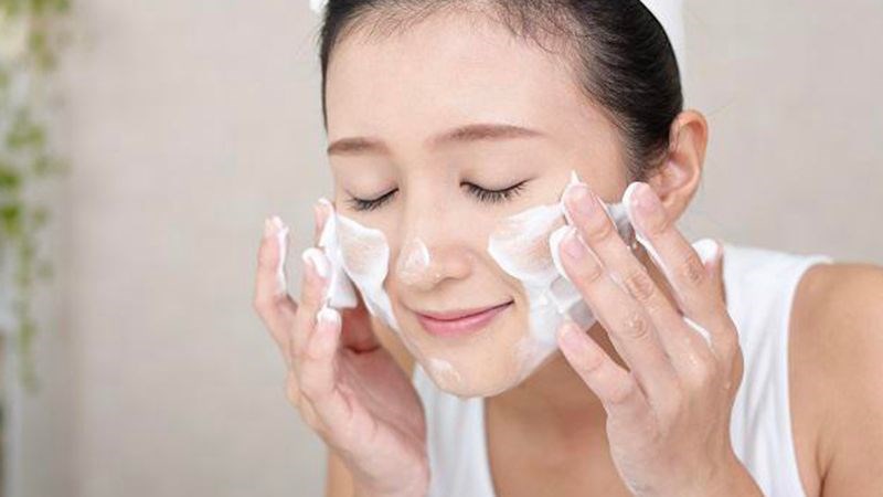 Luôn rửa mặt với sữa rửa mặt để ngăn ngừa viêm nhiễm do nước mưa