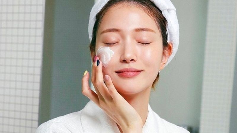 Kem dưỡng ẩm giúp da luôn giữ được độ ẩm nhất định