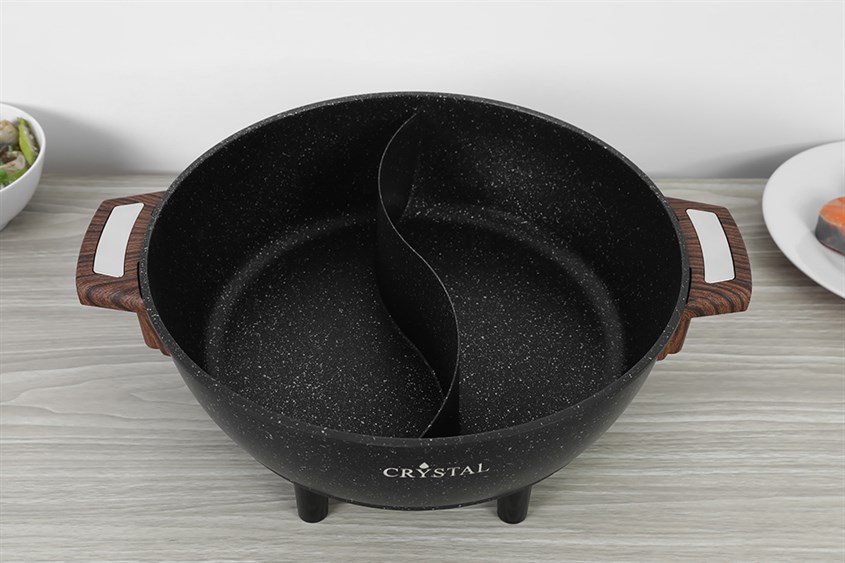 Nồi lẩu điện 2 ngăn Crystal NLA26 6 lít tiện lợi với 2 ngăn giúp bạn nấu được nhiều loại món ăn/nước lẩu cùng lúc