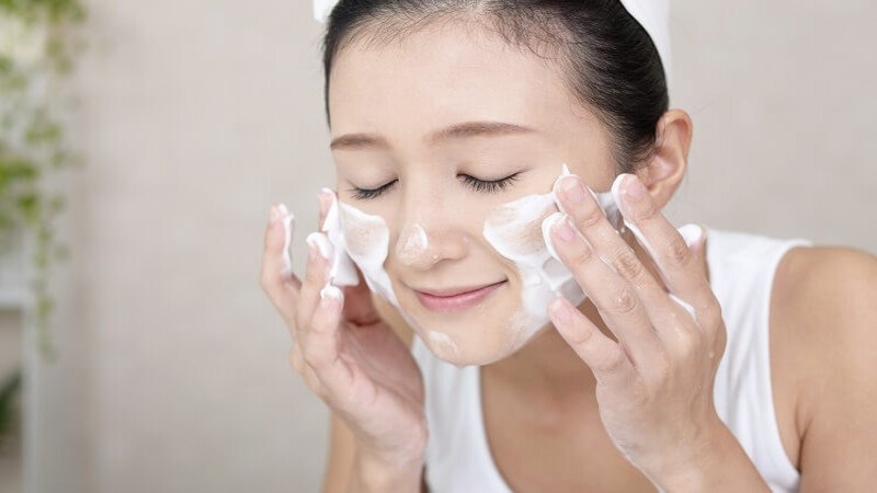 Bạn nên rửa mặt nhẹ nhàng, tránh chà xát quá mạnh