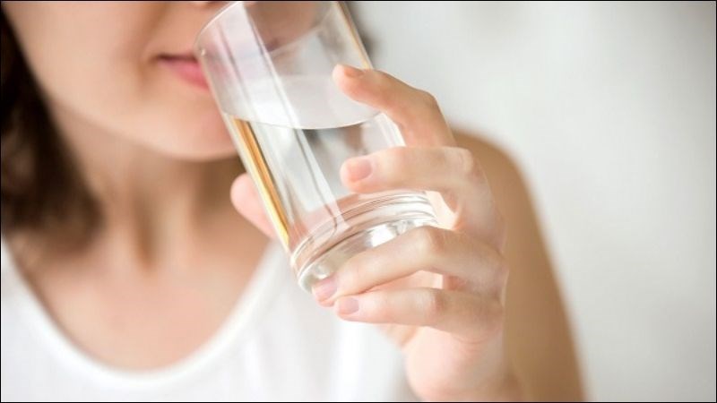 Bạn nên uống đủ 2 lít nước mỗi ngày để giúp da khoẻ mạnh và tươi tắn hơn