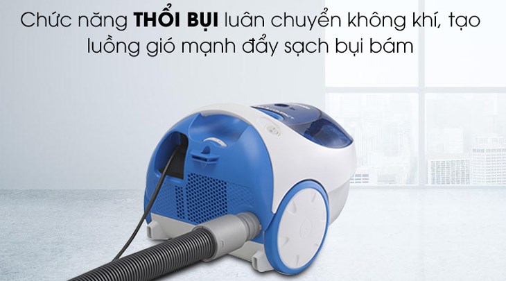 Chức năng thổi bụi trên máy hút bụi dạng hộp Panasonic MC-CL305BN46 giúp bạn thu gom rác thải, tóc và lá cây hiệu quả