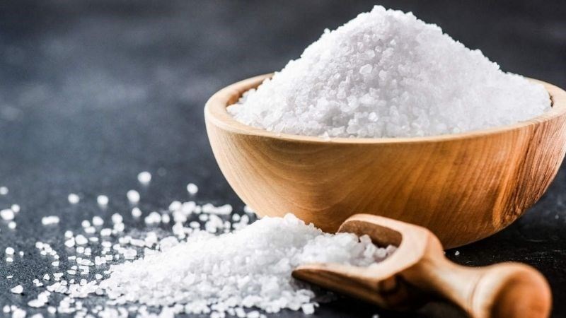 Bạn nên giảm lượng muối trong súp để tránh gây hại cho sức khoẻ