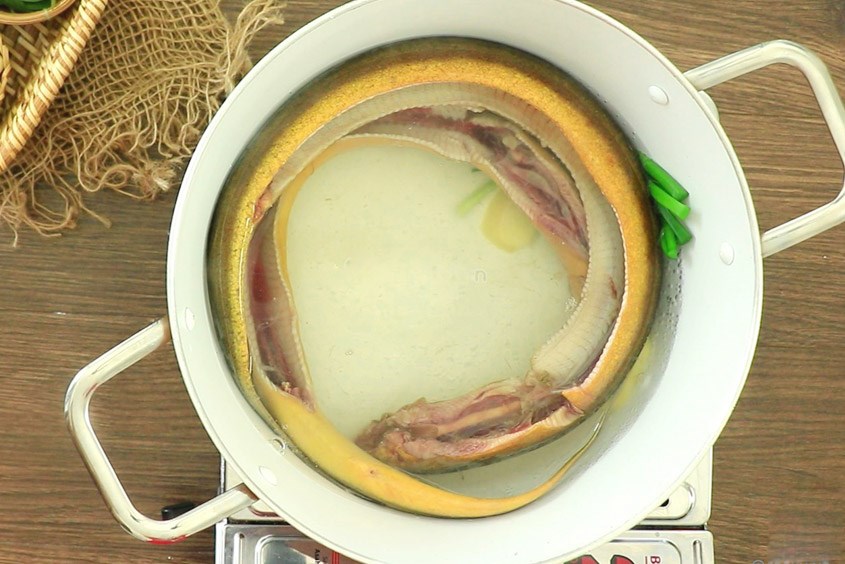 Hướng dẫn nấu cháo lươn cải bó xôi cho bé ăn dặm