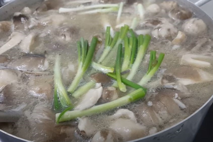 Cách nấu cháo ếch đậu xanh cho bé - bước 4