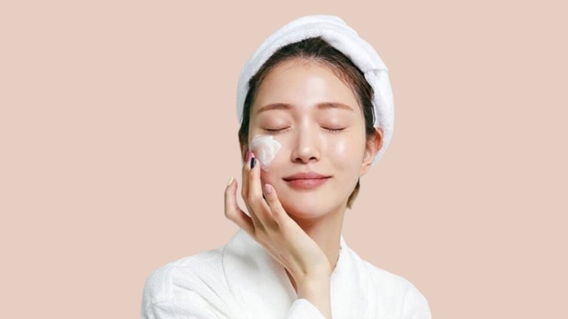 Bôi kem chống nắng vùng mắt cẩn thận 