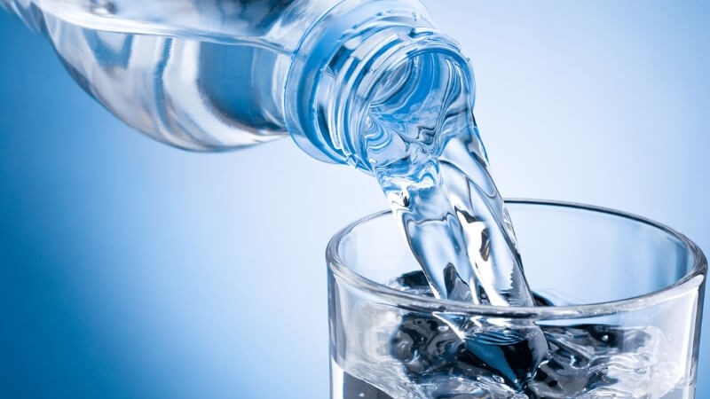 Uống đủ 2 lít nước mỗi ngày để có một dàn la khỏe đẹp, ít nếp nhăn
