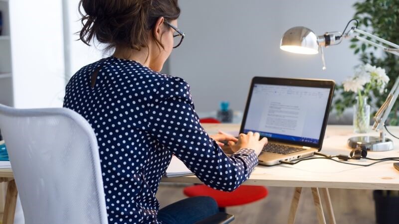 Đeo kính khi tiếp xúc với màn hình máy tính giúp ngăn ngừa nếp nhăn ở mắt
