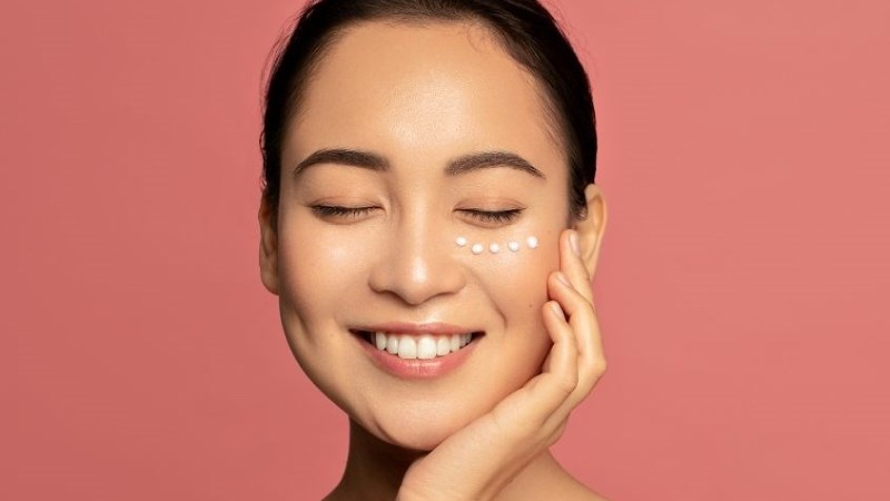 Sử dụng kem mắt chuyên biệt giúp làm giảm nếp nhăn ở mắt