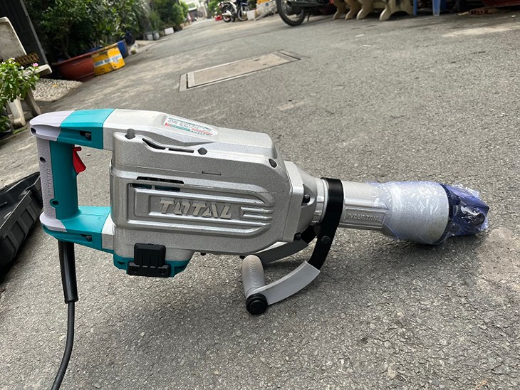 Máy đục bê tông Total có thiết kế thông minh, tích hợp nhiều tính năng an toàn và hiệu suất làm việc cao Máy đục bê tông Total có thiết kế thông minh, tích hợp nhiều tính năng an toàn và hiệu suất làm việc cao