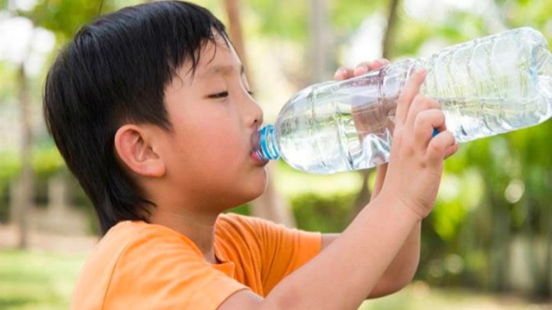Nước đóng vai trò quan trọng trong việc duy trì sức khỏe và sự phát triển của trẻ