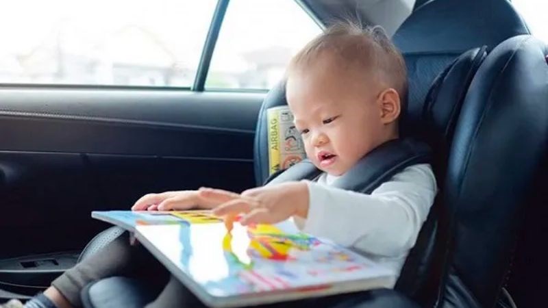Bố mẹ có thể sử dụng ghế ngồi riêng cố định để giảm tình trạng say tàu xe của trẻ