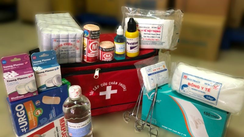 Bố mẹ nên trang bị bộ dụng cụ sơ cấp cứu khi đi du lịch