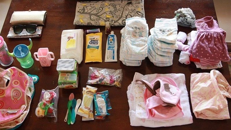 Bạn nên lên danh sách tất cả các vật dụng cần thiết khi đi du lịch cùng trẻ
