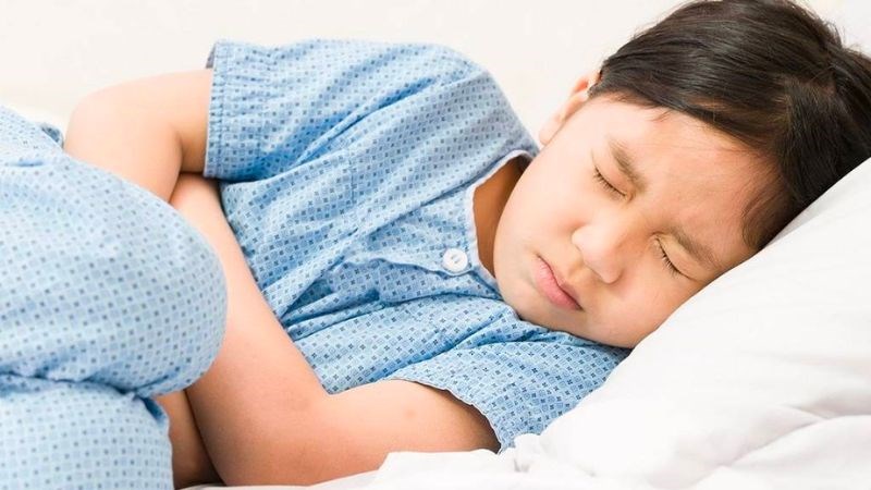 Nếu trẻ có dấu hiệu ngộ độc thực phẩm, bố mẹ hãy đưa trẻ thăm khám bác sĩ sớm nhất