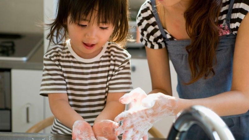 Bố mẹ nên tập cho trẻ thói quen rửa tay để phòng tránh nguy cơ nhiễm bệnh
