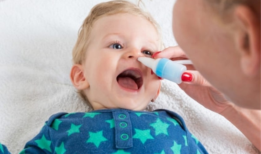 Vệ sinh mắt, mũi, họng cho bé hàng ngày