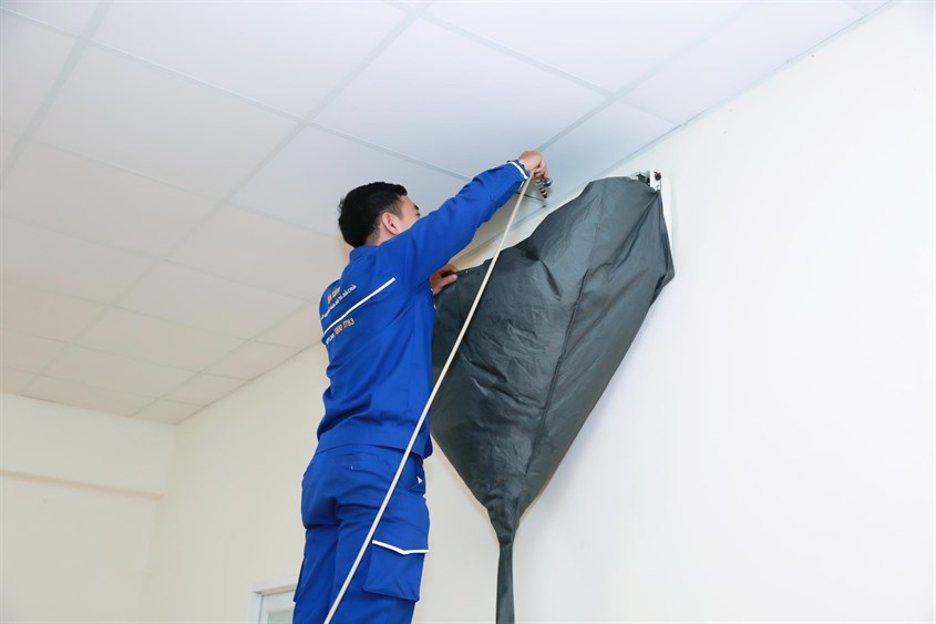 Do quá trình vệ sinh không cẩn thận làm máy lạnh TCL báo lỗi E4