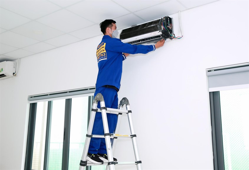 Cánh quạt bị bám bụi dày đặc chỉ cần vệ sinh sạch sẽ, lắp lại cánh quạt và thử lại máy