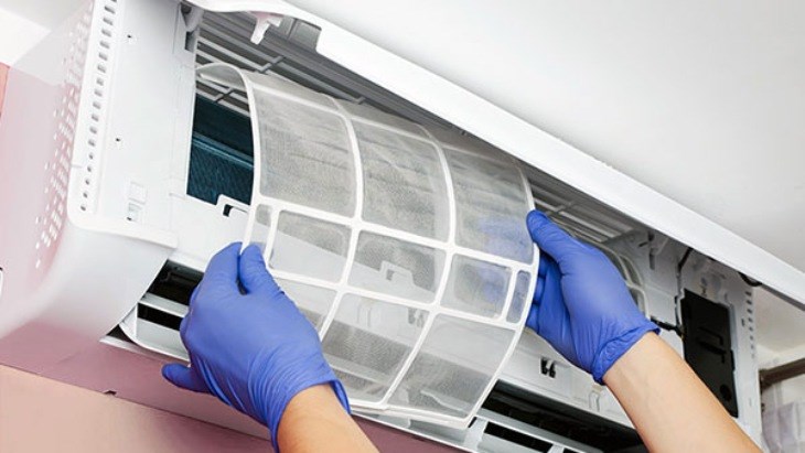 Bạn nên thường xuyên vệ sinh và bảo trì máy lạnh TCL định kỳ để tránh báo lỗi E4